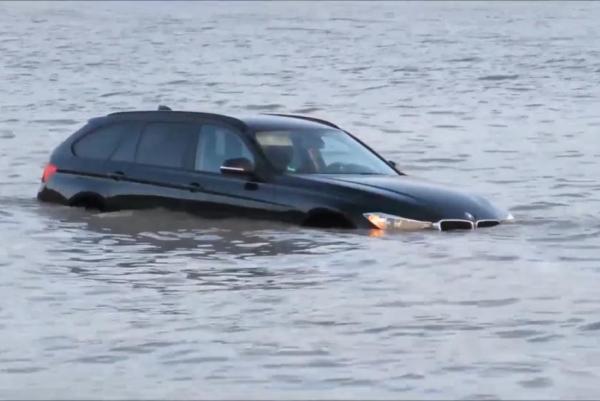 High tides bring off 3 automobiles at British seaside