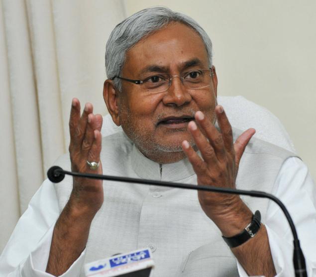 Nitish dares Akhilesh to ban liquor in U.P.