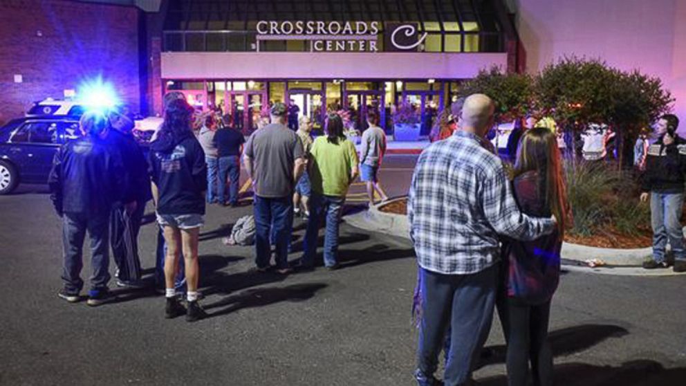 8 People Taken to a Hospital After MN Mall Stabbings