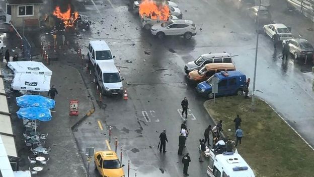 Turkey car bomb and gun attack on courthouse in Izmir