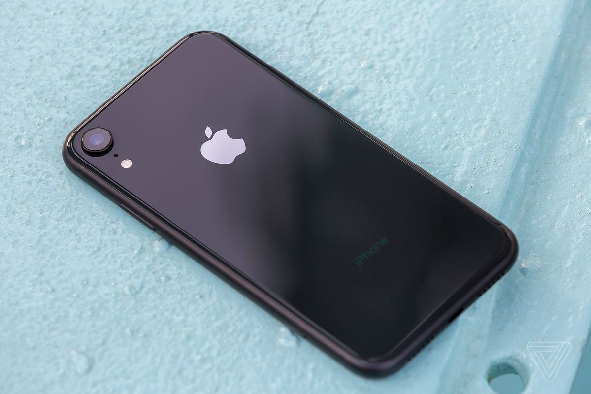The iPhone XS and XR will get processor throttling feature with iOS 13.1