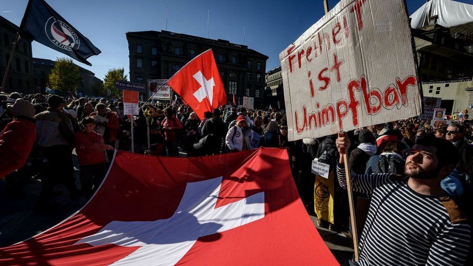 Covid: Swiss vote on ending restrictions while cases surge